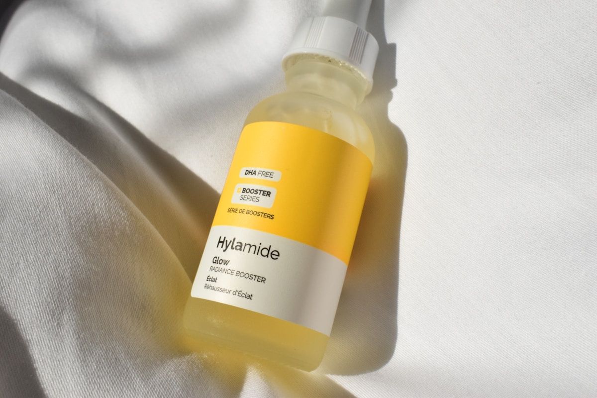 Bouteille jaune de sérum Hylamide Glow, booster de radiance.