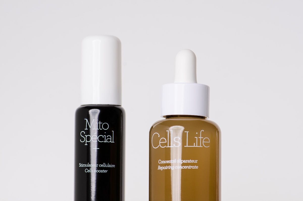 Deux produits cosmétiques, un stimulateur cellulaire et un concentré réparateur.
