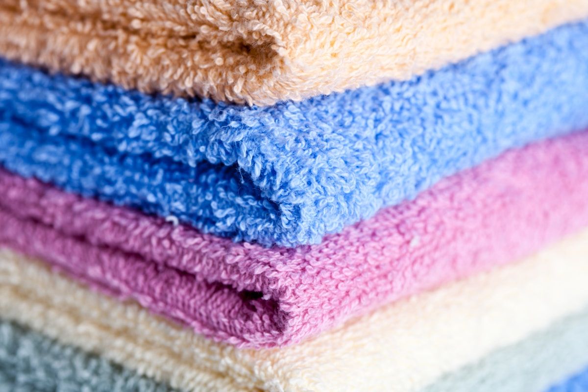 Pile de serviettes moelleuses aux couleurs pastel.