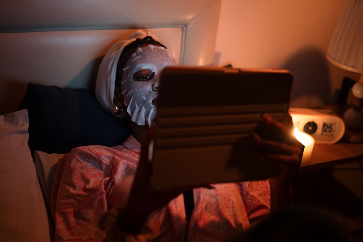 Masque effrayant sur un lit dans une pièce sombre.