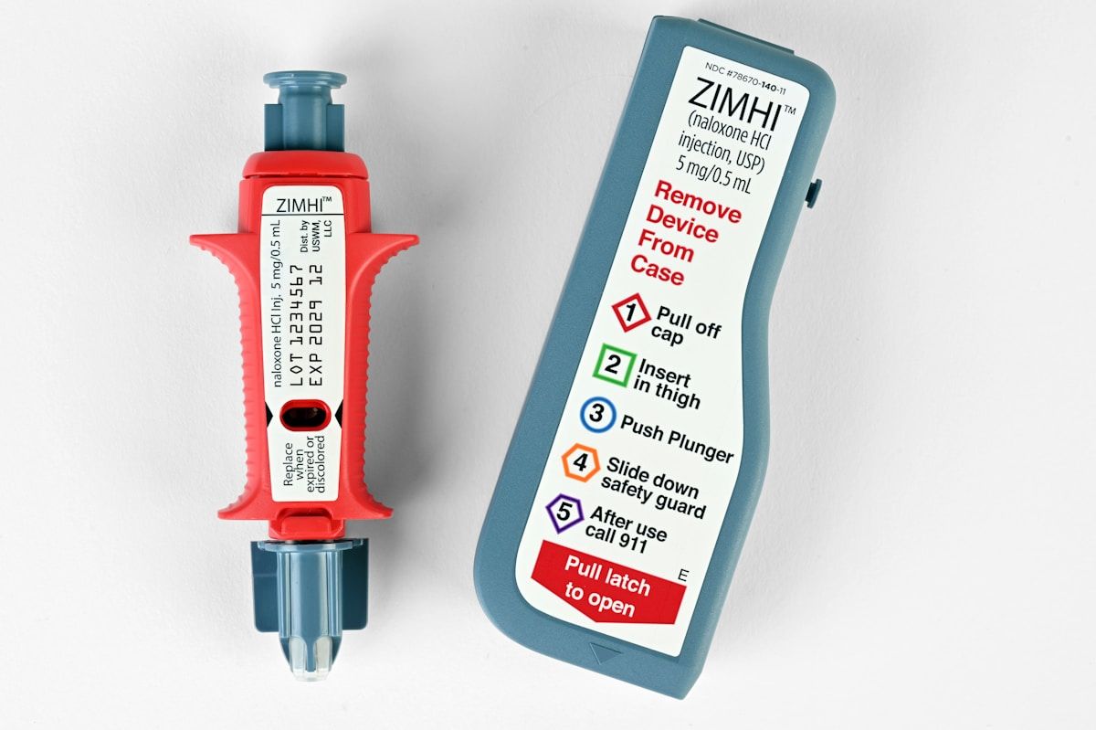 Seringue d'urgence médicale Zimhi et son emballage détaillé.