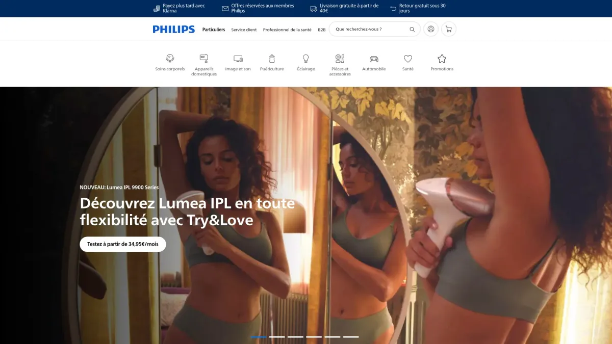 Deux femmes en sous-vêtements posant devant une fenêtre.