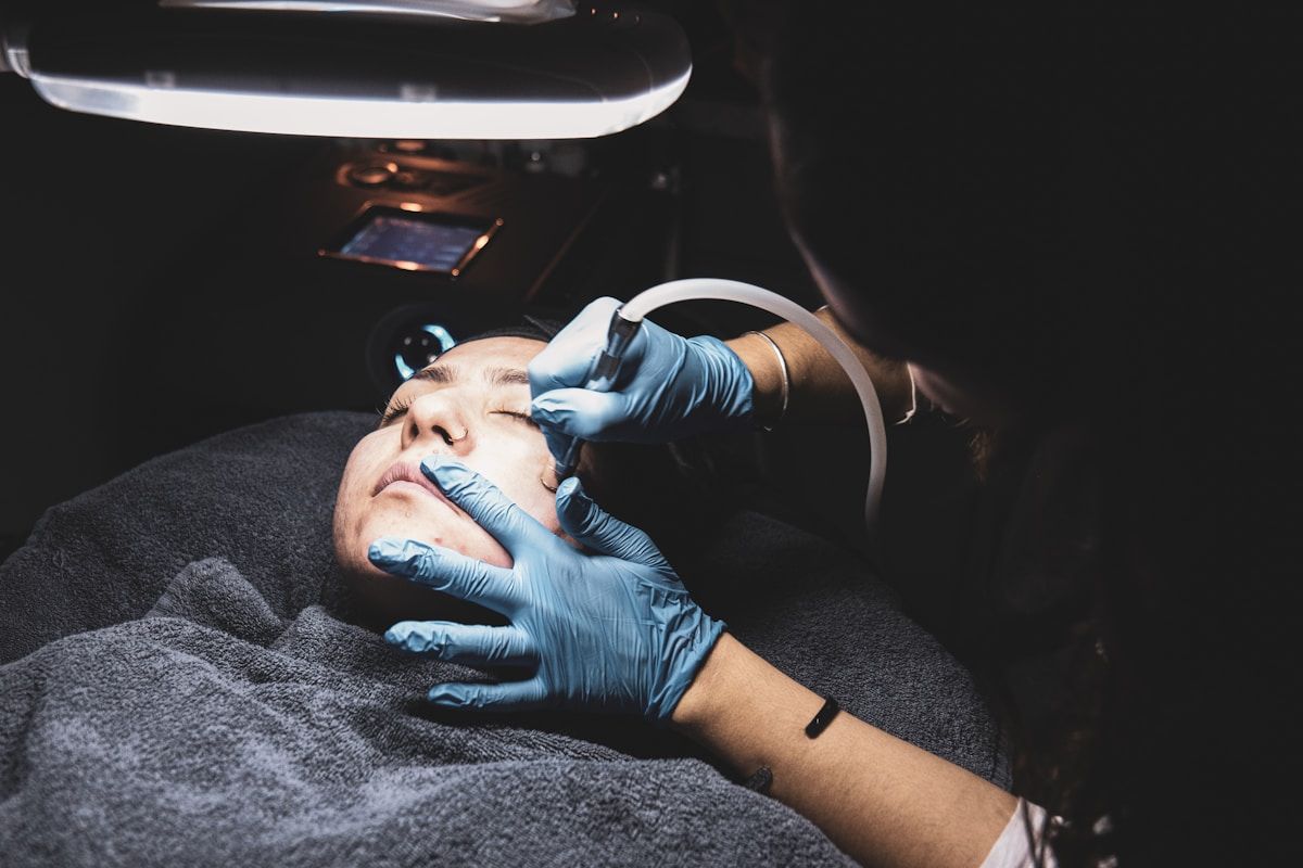 Procédure de soins esthétiques du visage dans un salon de beauté.
