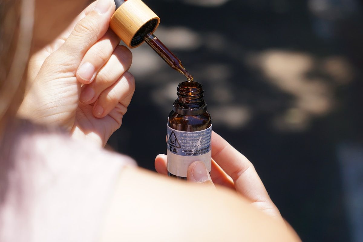 Bouteille de goutte d'huile essentielle dans une main.