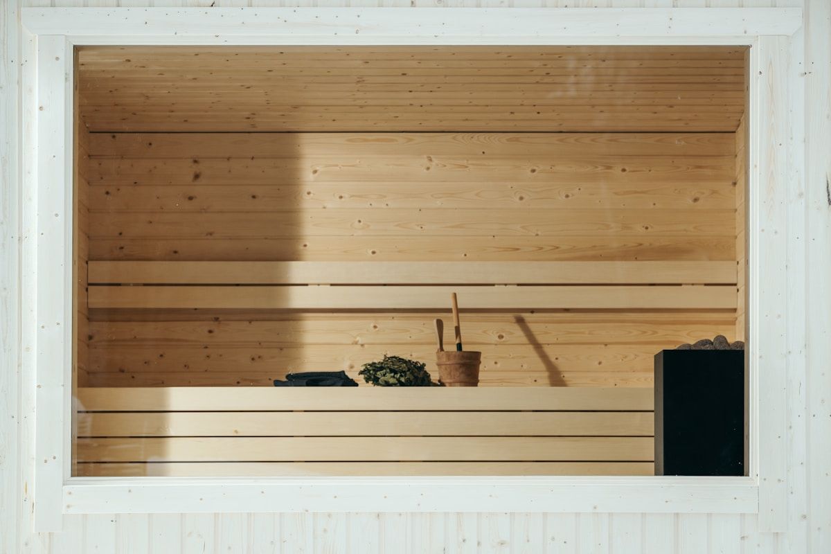 Intérieur de sauna en bois avec accessoires.