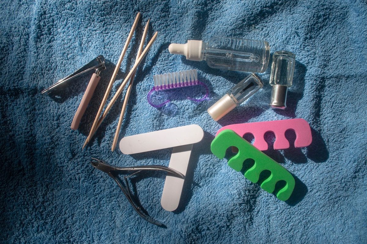 Outils de manucure et de pédicure sur fond bleu.