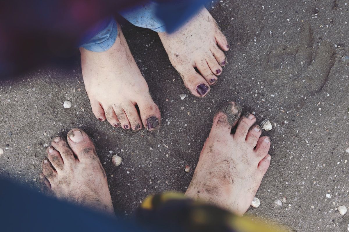 Pieds nus sur un sol granuleux et humide.