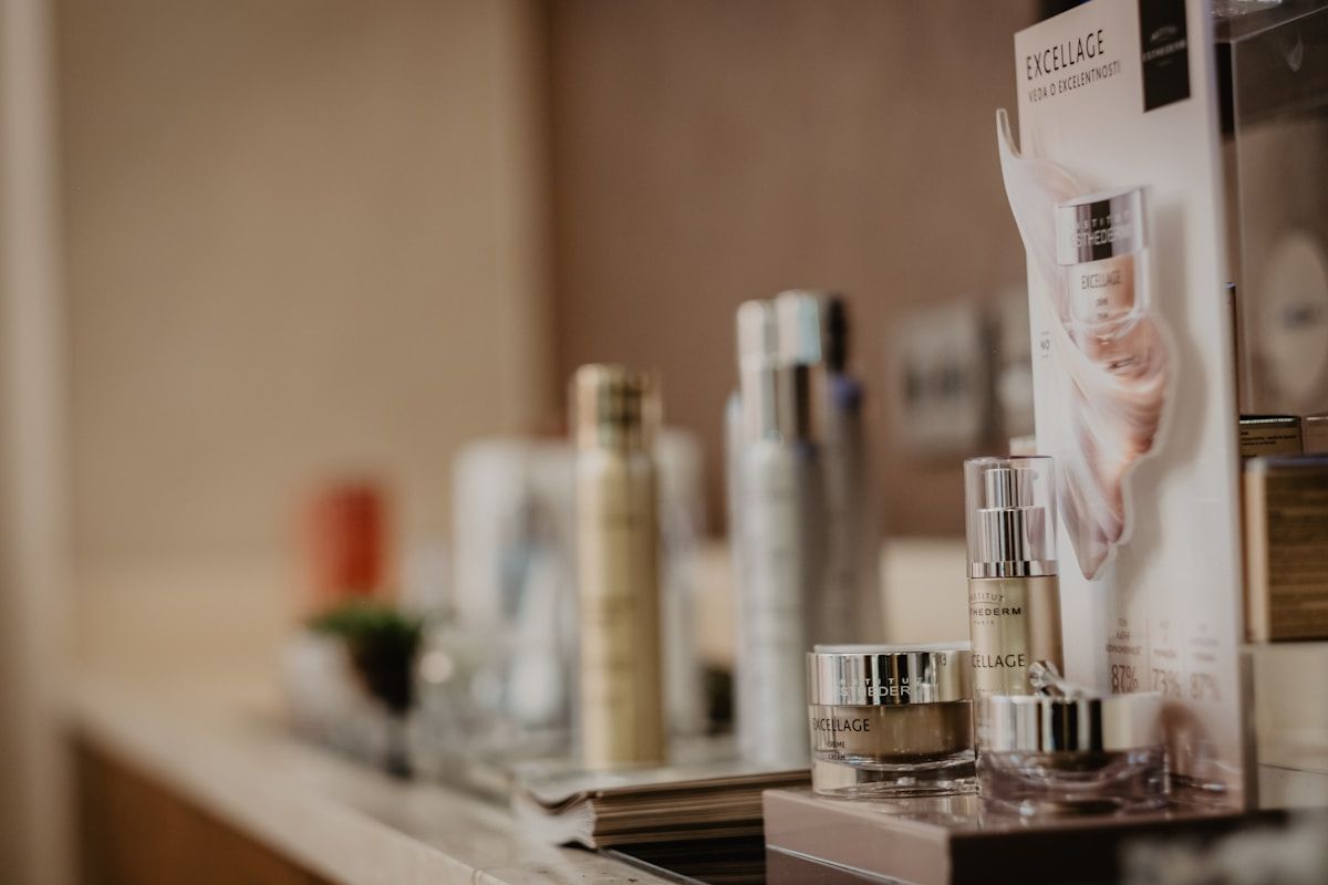Produits cosmétiques de marque Cellage sur une étagère.
