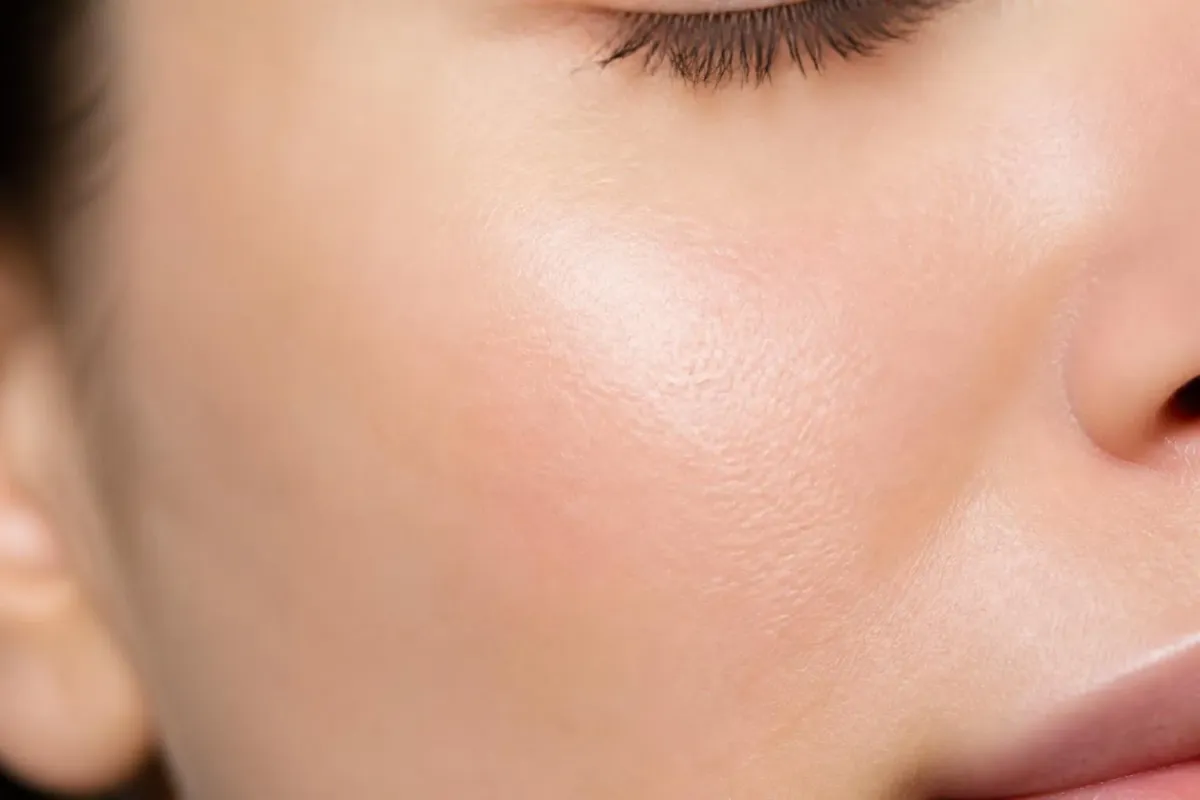 Gros plan sur la peau délicate et lisse d'un visage.