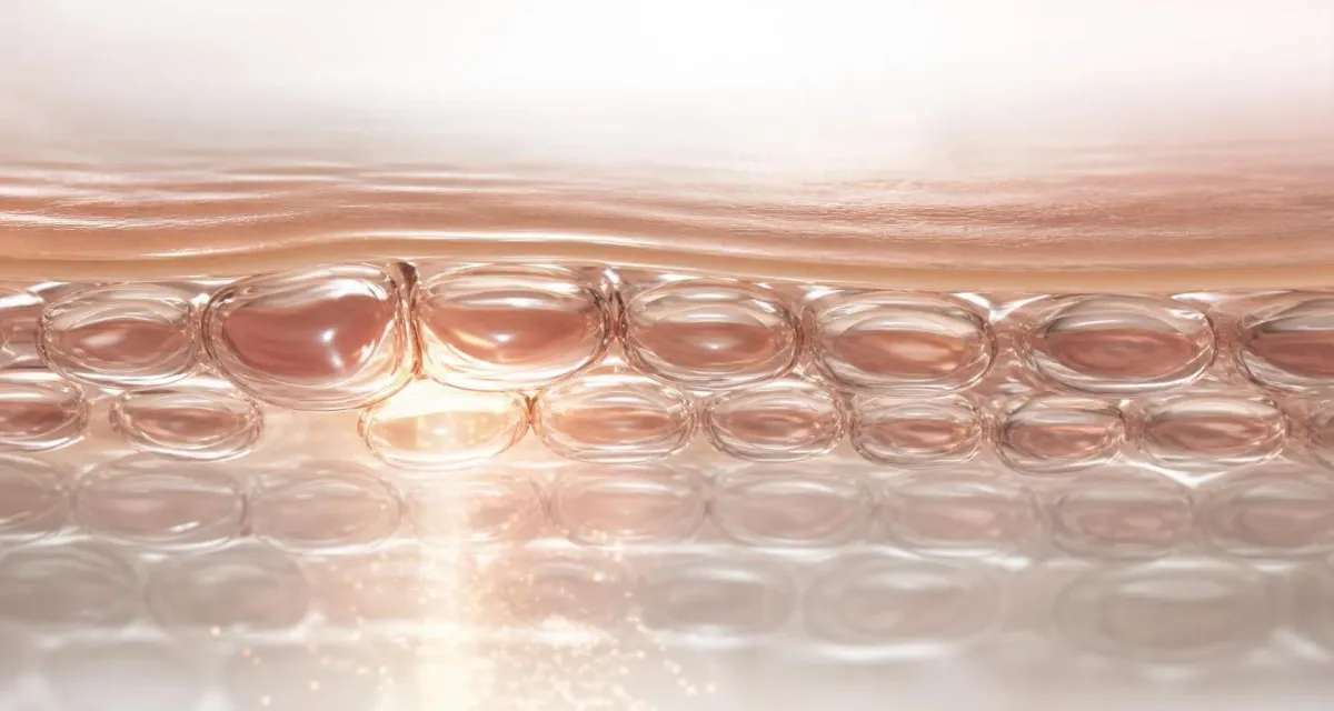 Gouttes d'eau transparentes sur une surface lisse et brillante.