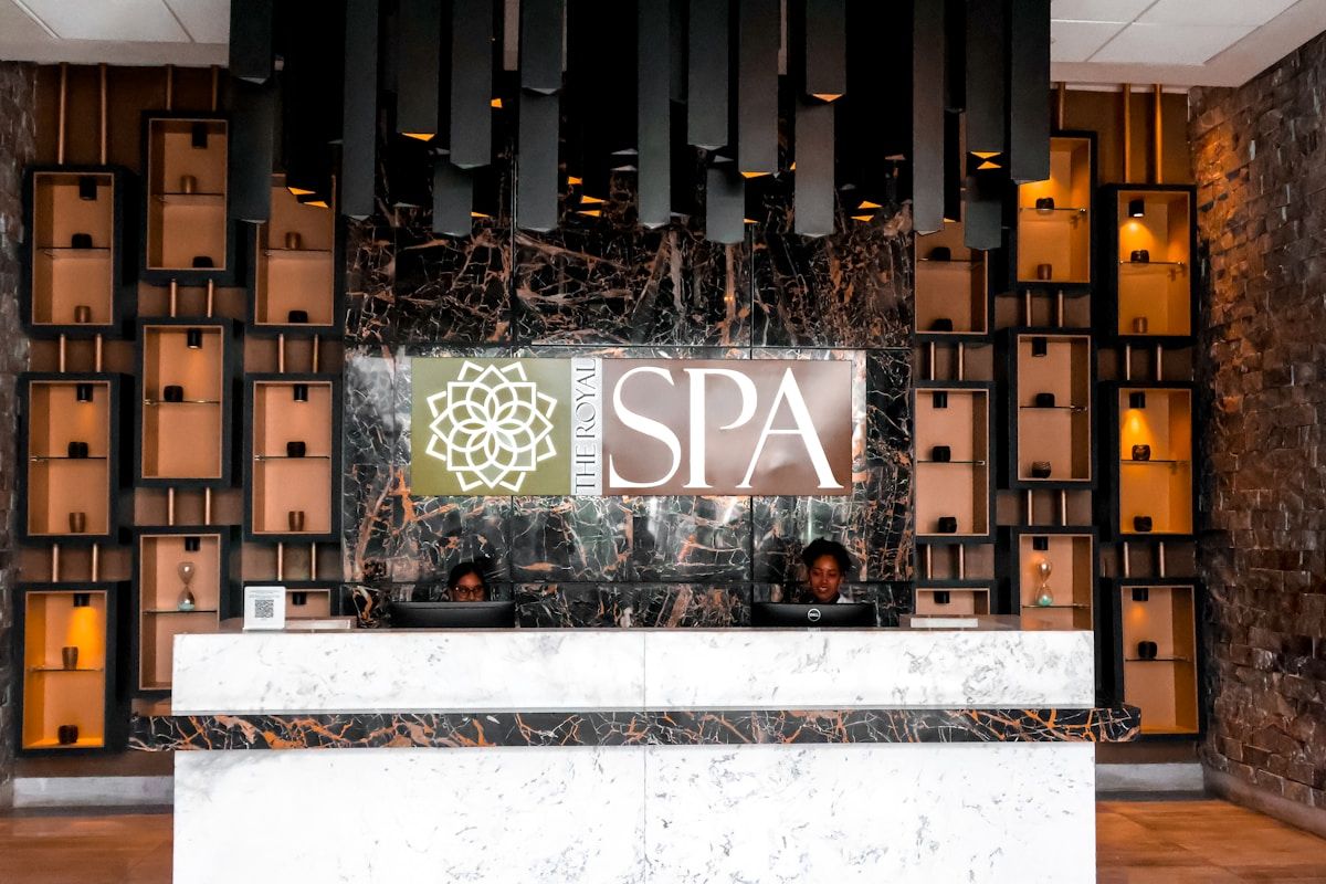 Réception d'un spa de luxe avec décoration moderne et éclairage chaleureux.