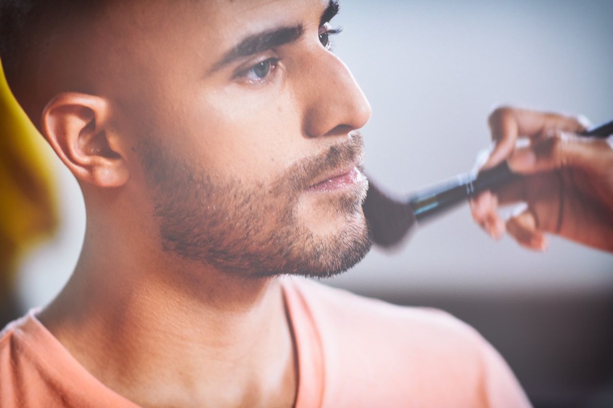 Homme barbu concentré, gros plan du visage.
