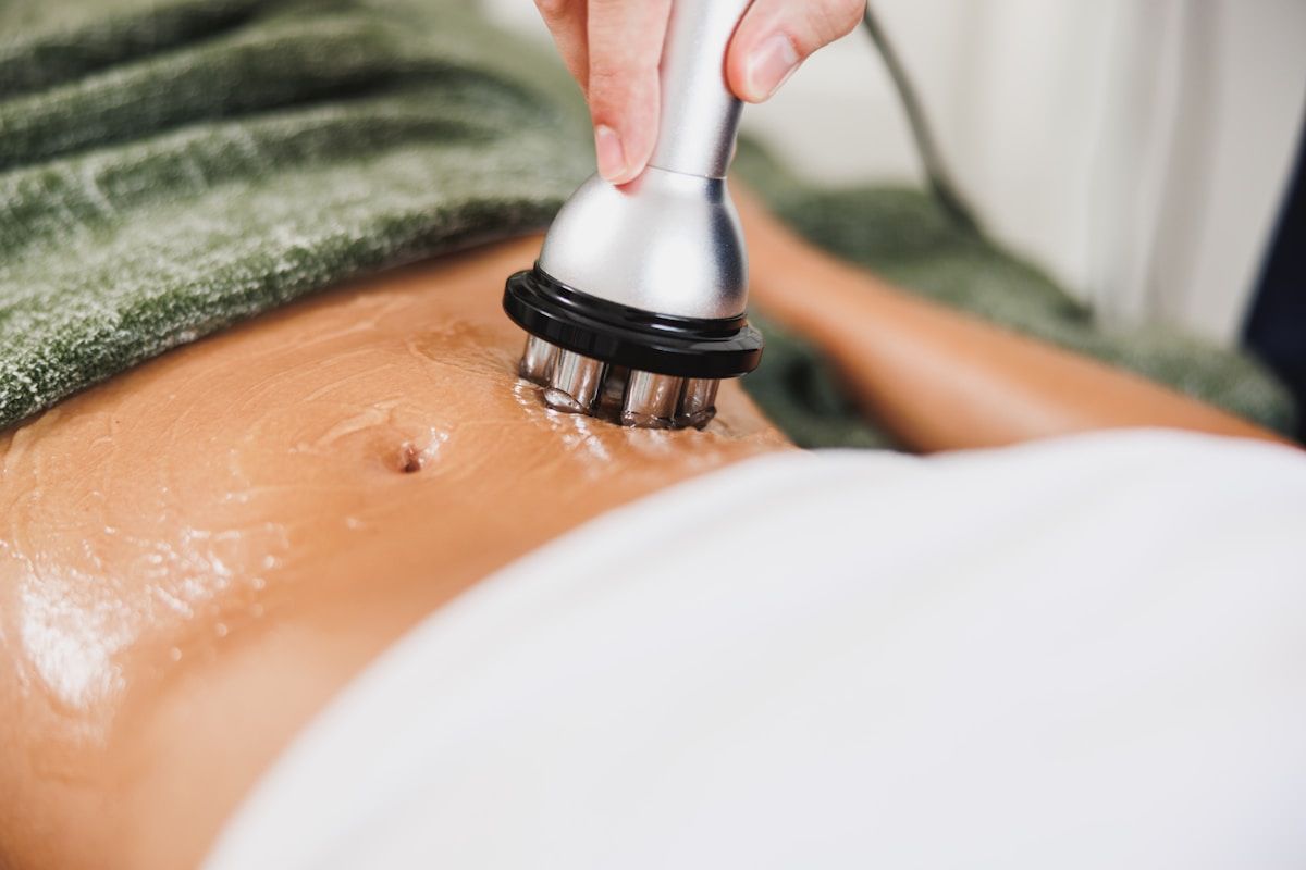 Brosse de massage appliquée sur une peau humaine.