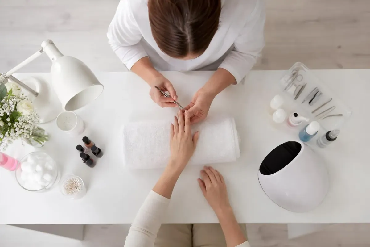 Femme effectuant un soin des mains dans un salon de beauté.