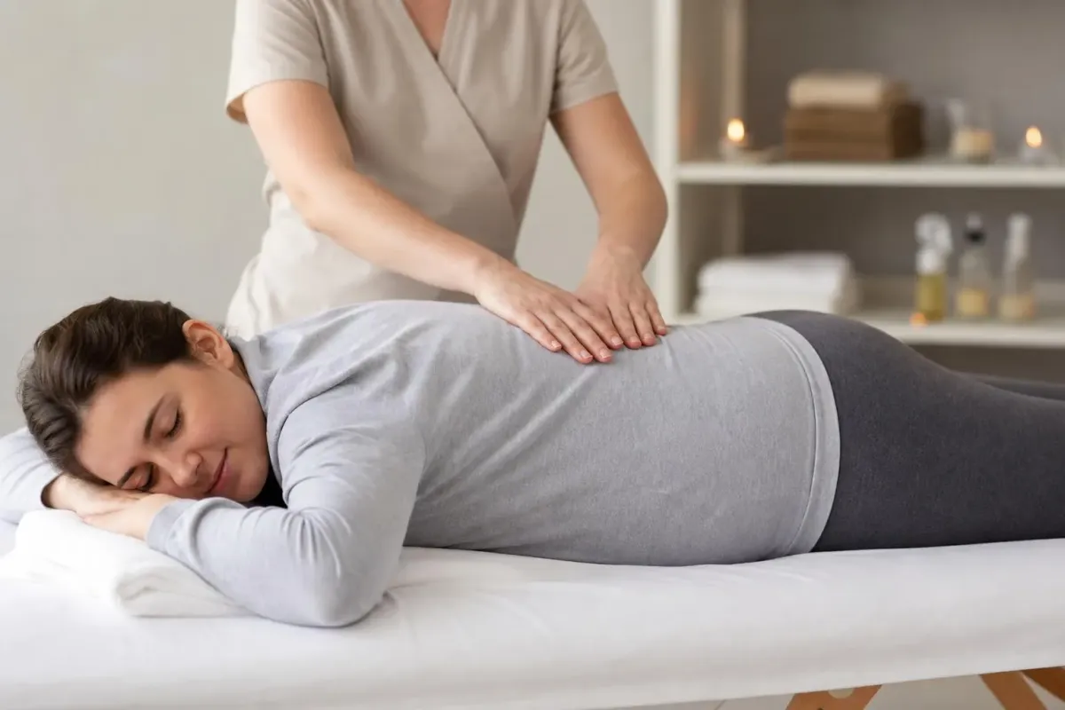 Femme enceinte recevant un massage de relaxation.