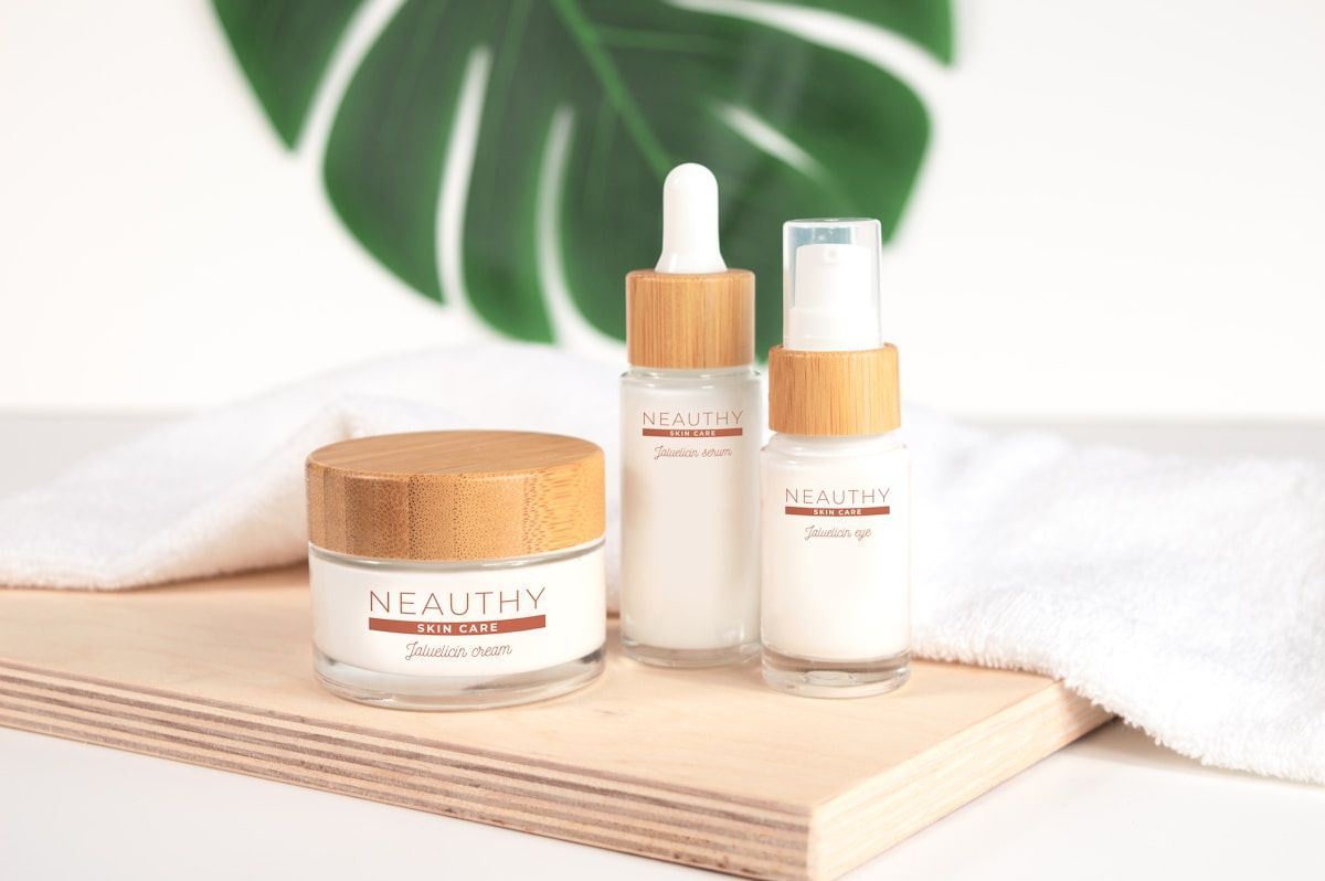 Produits de soins de la peau naturels avec emballages en bambou.
