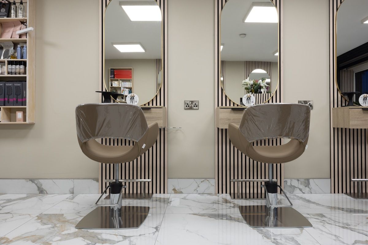 Salon de coiffure moderne avec miroirs et chaises de coiffure.