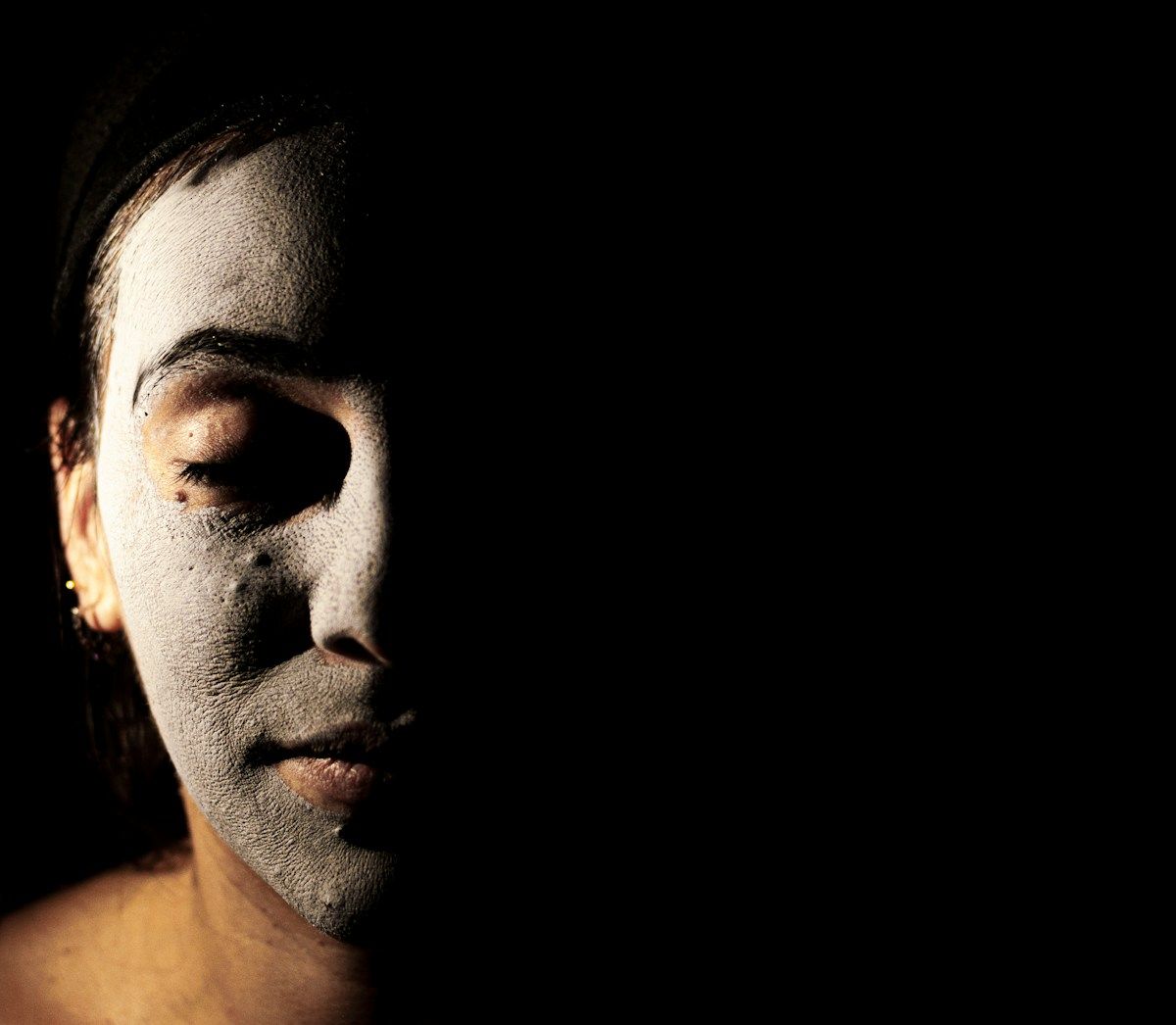 Visage sombre et mystérieux dans l'ombre.
