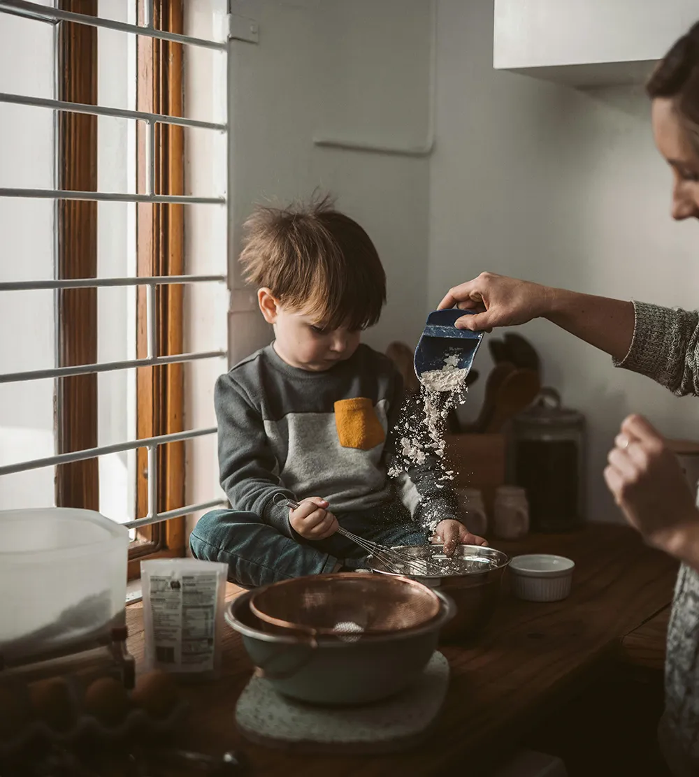 Familie i køkkenet