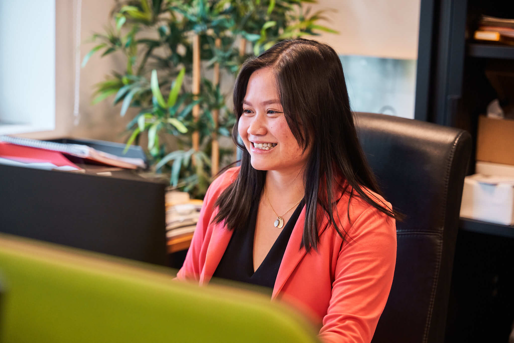 Medewerkster van Roozenburg Dakwerken aan het werk op kantoor in Rijkevorsel