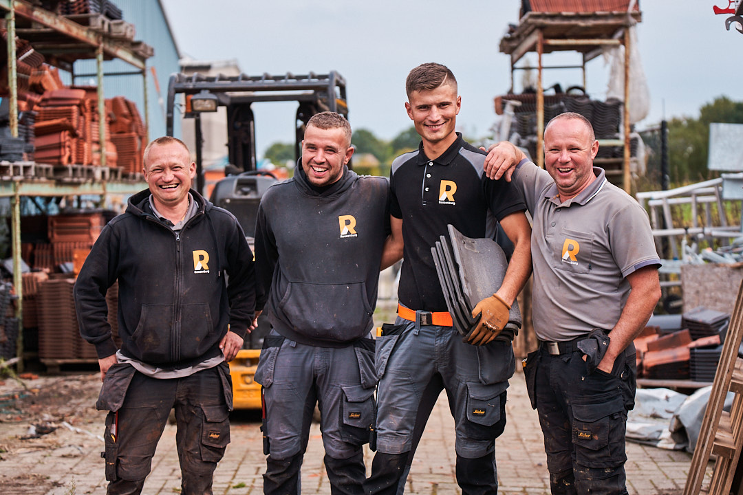 Vier dakwerkers van Roozenburg Dakwerken voor hun werkplaats in Rijkevorsel