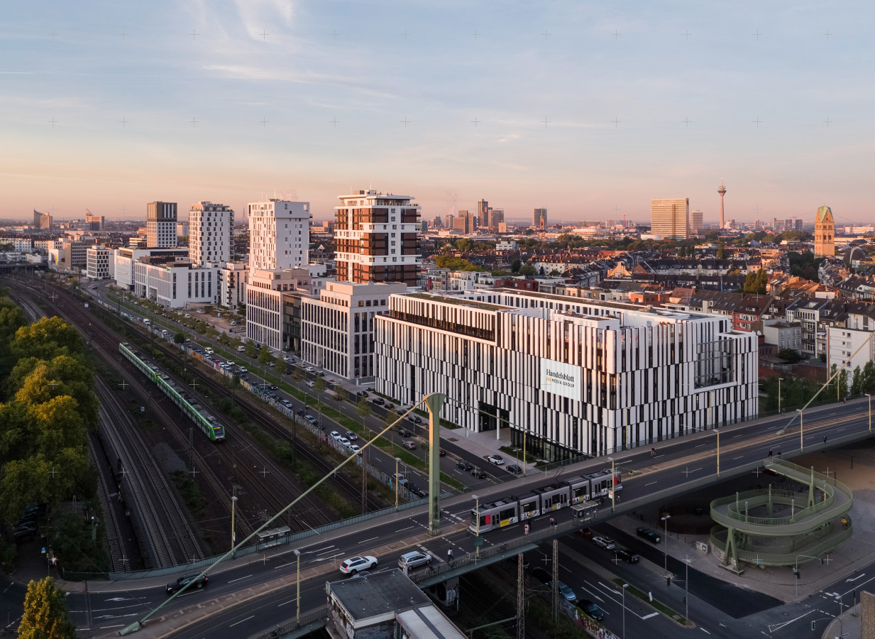 Moderne Bürogebäude im Düsseldorfer Stadtteil Derendorf mit Blick auf den Campus der Hochschule Fresenius bei Sonnenuntergang – ideale Lage für Unternehmen und Studierende nahe Innenstadt und ÖPNV.