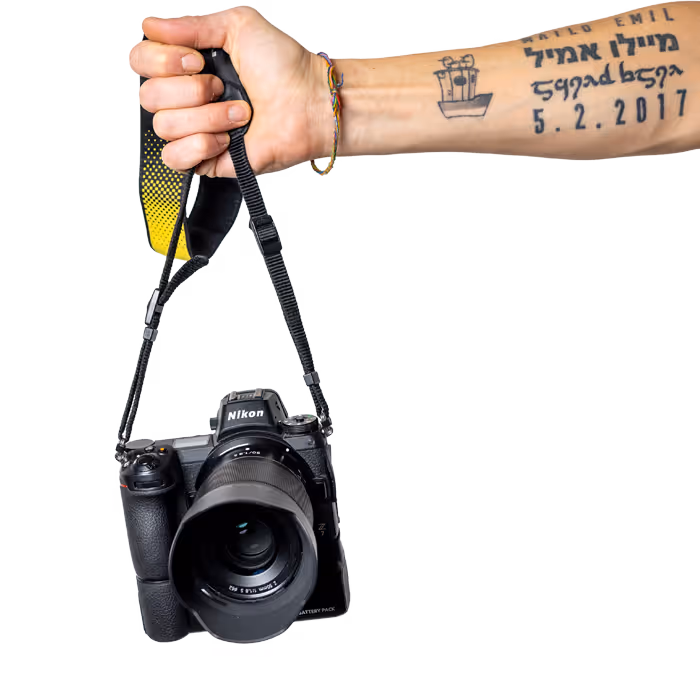 A fotocamera held by a hand.