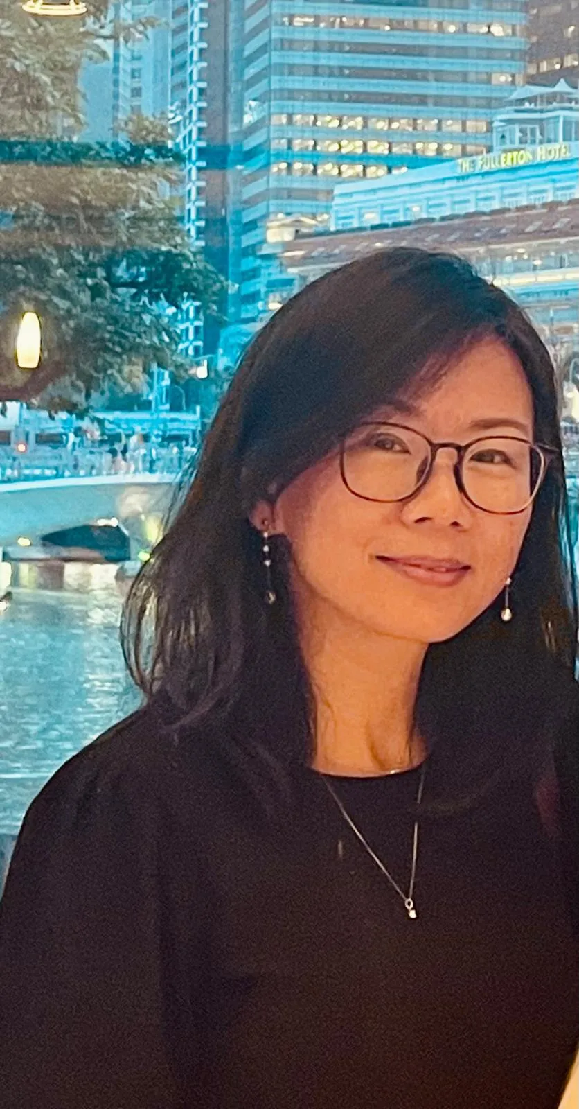 Enseignante d'anglais avec cheveux longs bruns et des lunettes