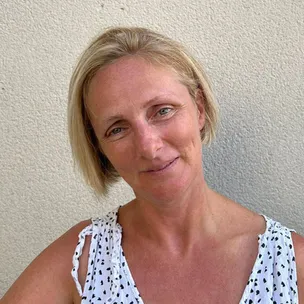 Directrice  souriante d'établissement avec cheveux blonds au carré 