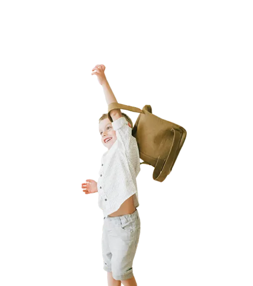 Enfant avec cartable qui lève le bras