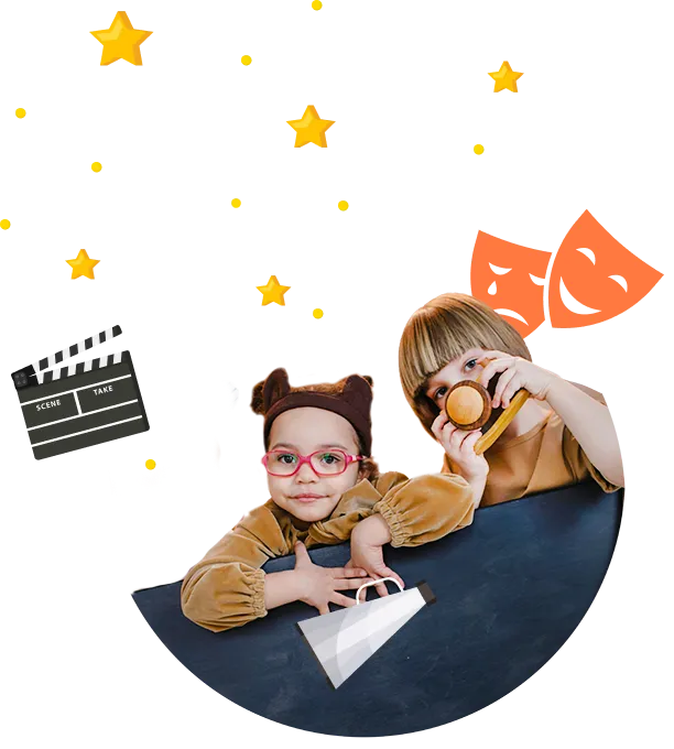 Montage photo illustration :deux enfants qui font du théâtre en anglais. En illustration les masques de la comedia del arte, des étoiles.