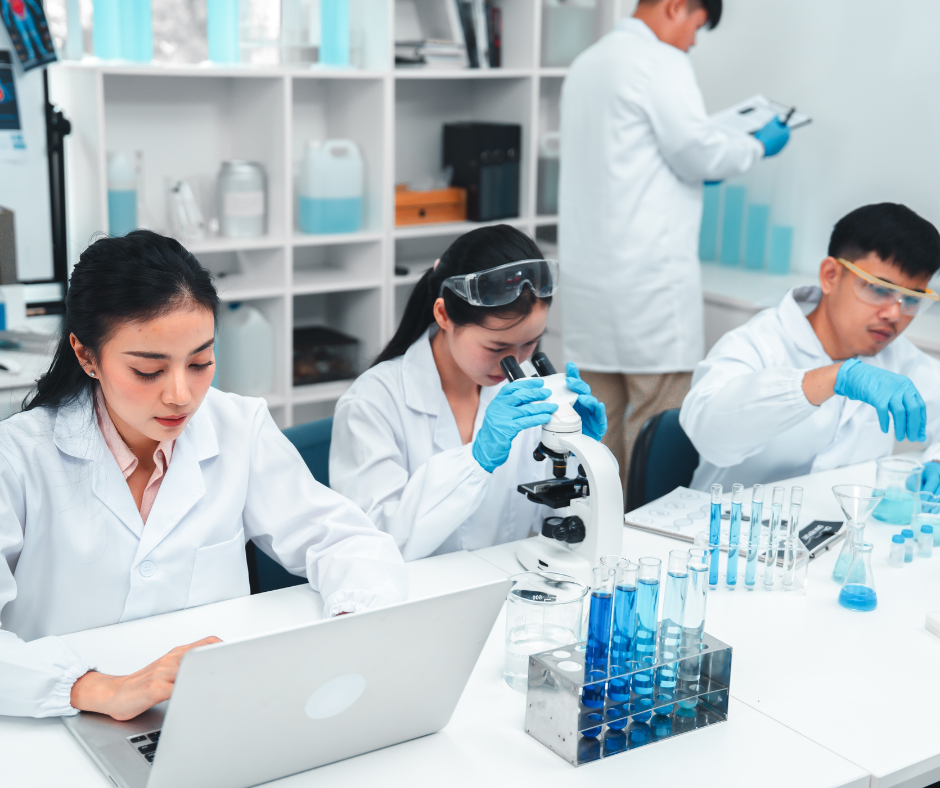 Bild von vier Medizintechnikern bei der Arbeit