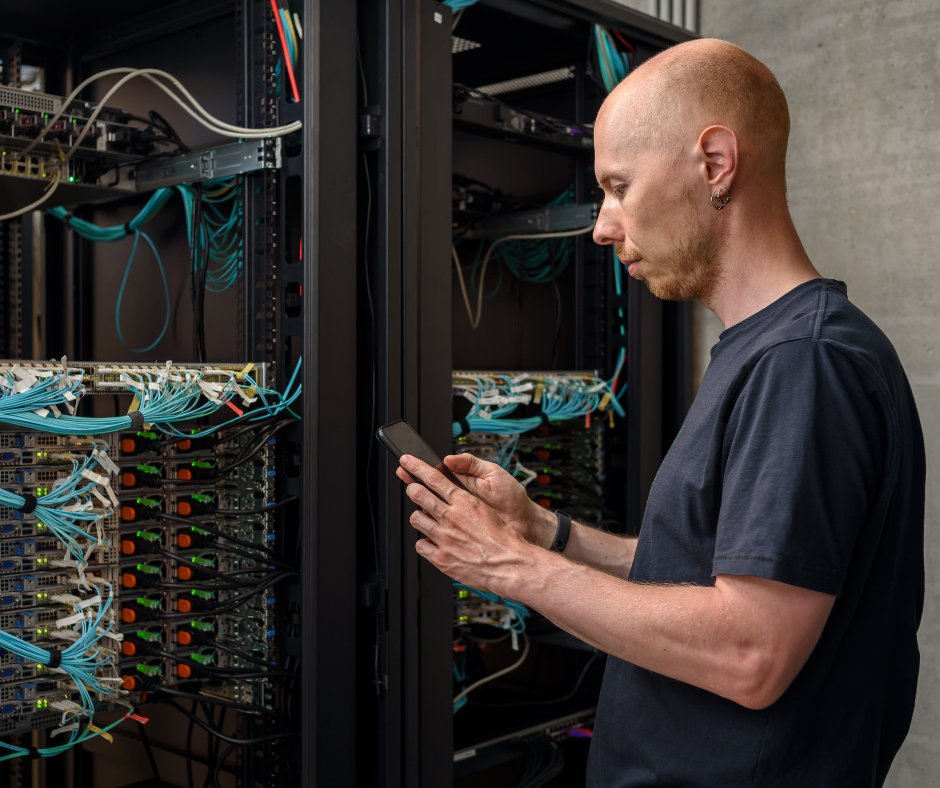 Bild eines IT-Dienstleisters bei der Arbeit