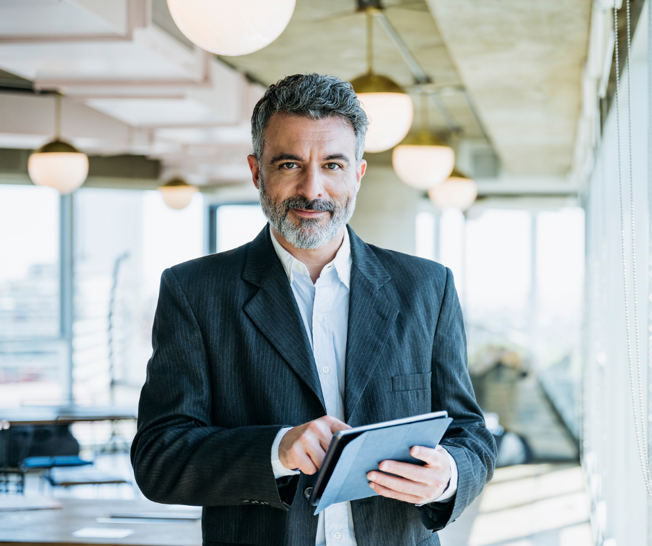 Ein Mann mit Tablet in der Hand.