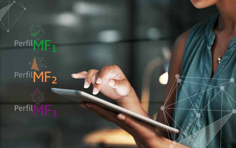 A composição da imagem apresenta o pai e a filha em primeiro plano, posicionados de forma que a filha esteja ligeiramente à frente do pai, ambos com as mãos na massa da pizza. Há uma bandeja de pizza no centro do plano médio, onde o pai e a filha estão preparando a pizza, o que sugere o momento da ação. O plano de fundo inclui elementos de uma cozinha, incluindo armários, utensílios e ingredientes próximos. A composição é simétrica, com elementos da cozinha dispostos de forma que a atenção se concentre no pai e na filha, enquanto trabalham na pizza.