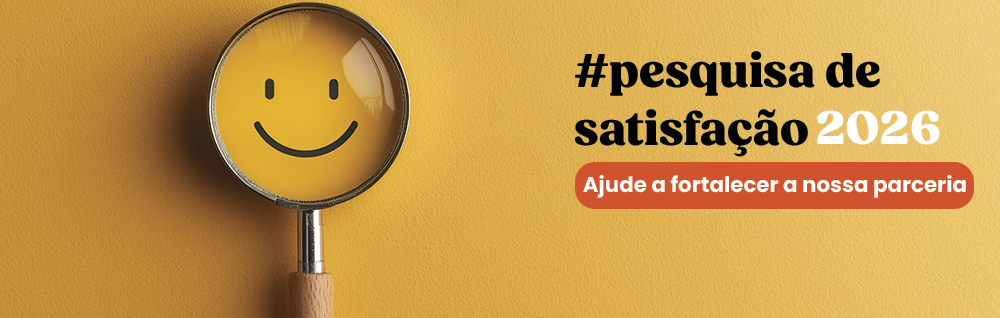 A composição da imagem apresenta o pai e a filha em primeiro plano, posicionados de forma que a filha esteja ligeiramente à frente do pai, ambos com as mãos na massa da pizza. Há uma bandeja de pizza no centro do plano médio, onde o pai e a filha estão preparando a pizza, o que sugere o momento da ação. O plano de fundo inclui elementos de uma cozinha, incluindo armários, utensílios e ingredientes próximos. A composição é simétrica, com elementos da cozinha dispostos de forma que a atenção se concentre no pai e na filha, enquanto trabalham na pizza.