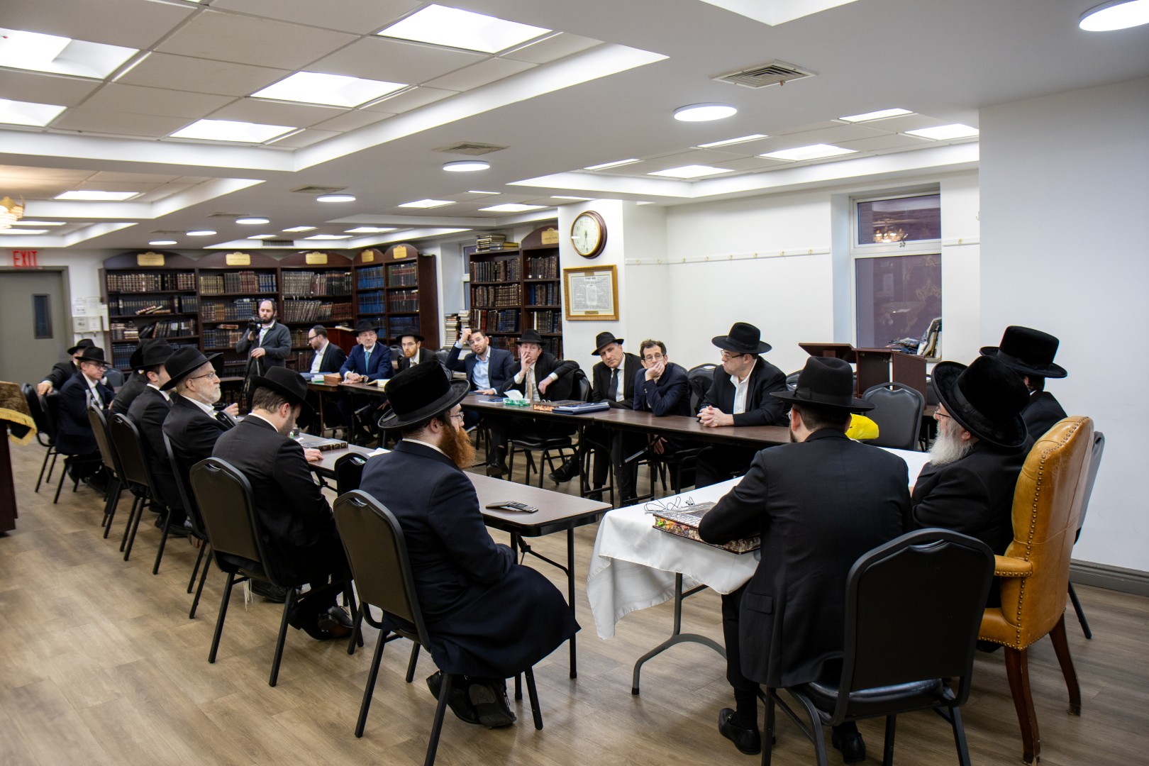 Students of Chavra D’Halchisa Tested by Renowned Posek Rabbi Gavriel Zinner