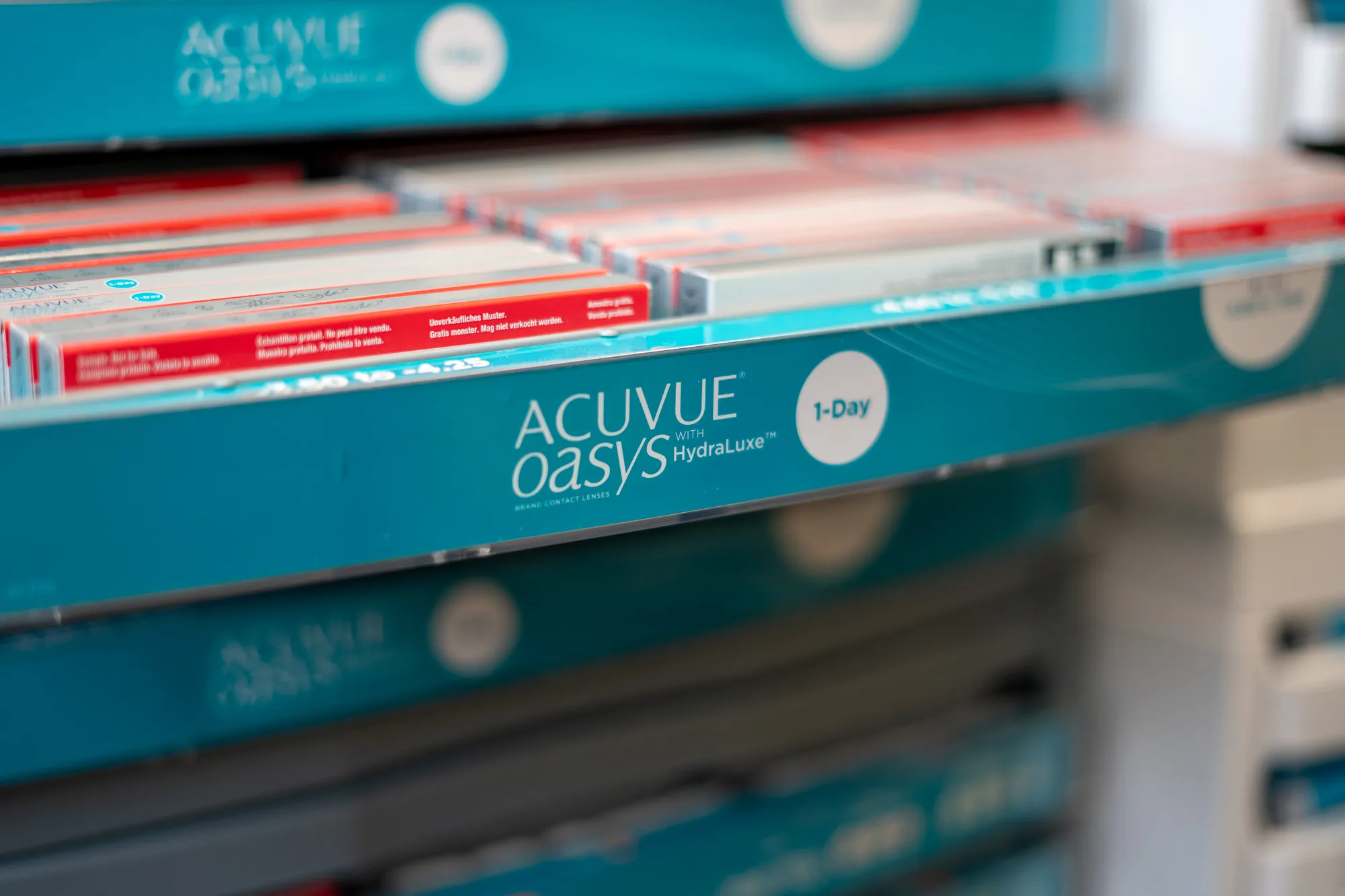 Acuvue Oasys contact lenses