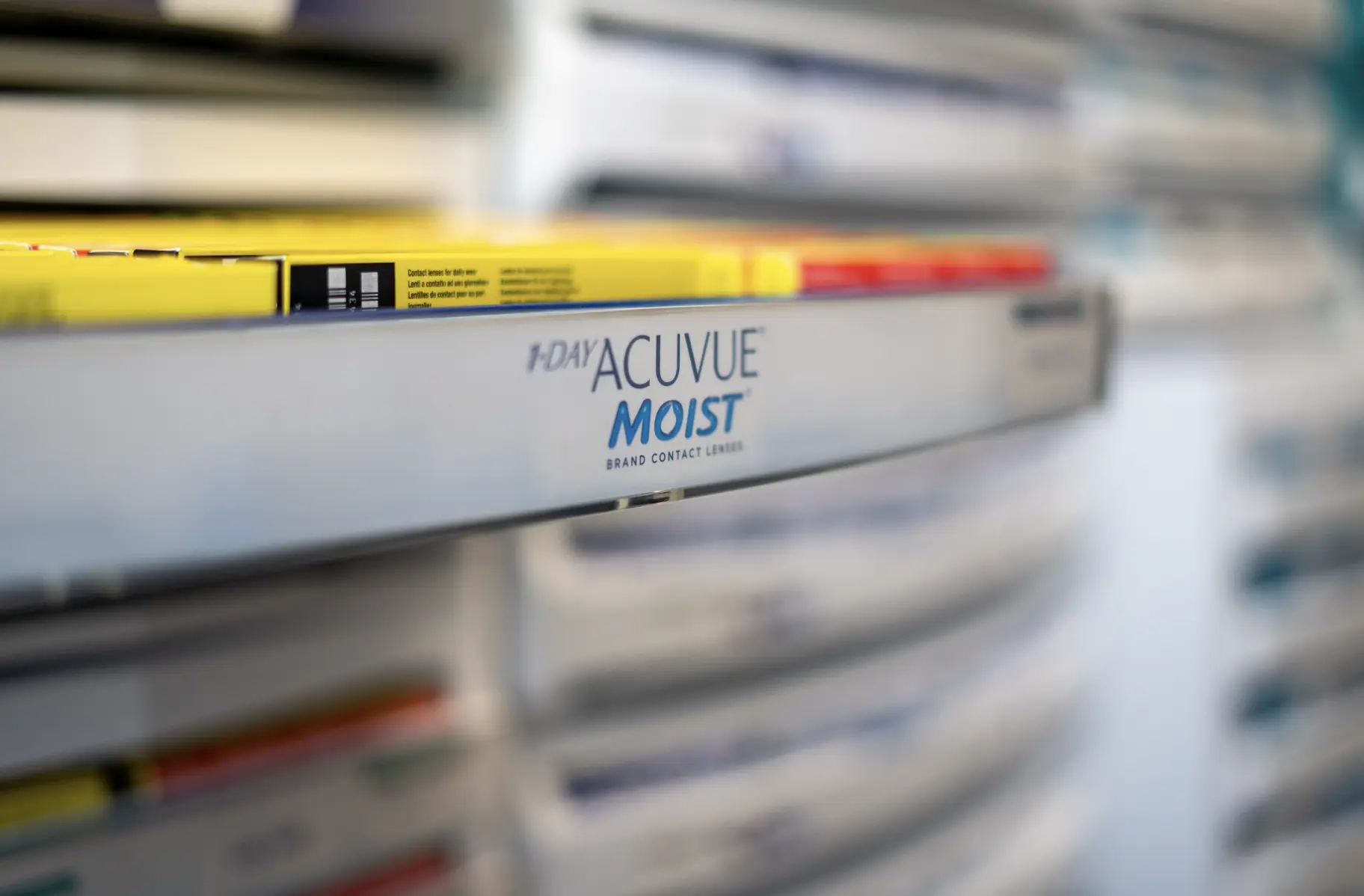 Acuvue Moist contact lenses