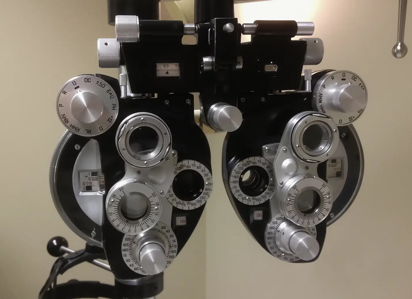 Eye exam testing device