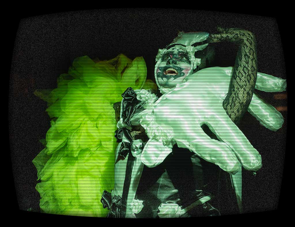 200 Channels Photo by Aube Fred
