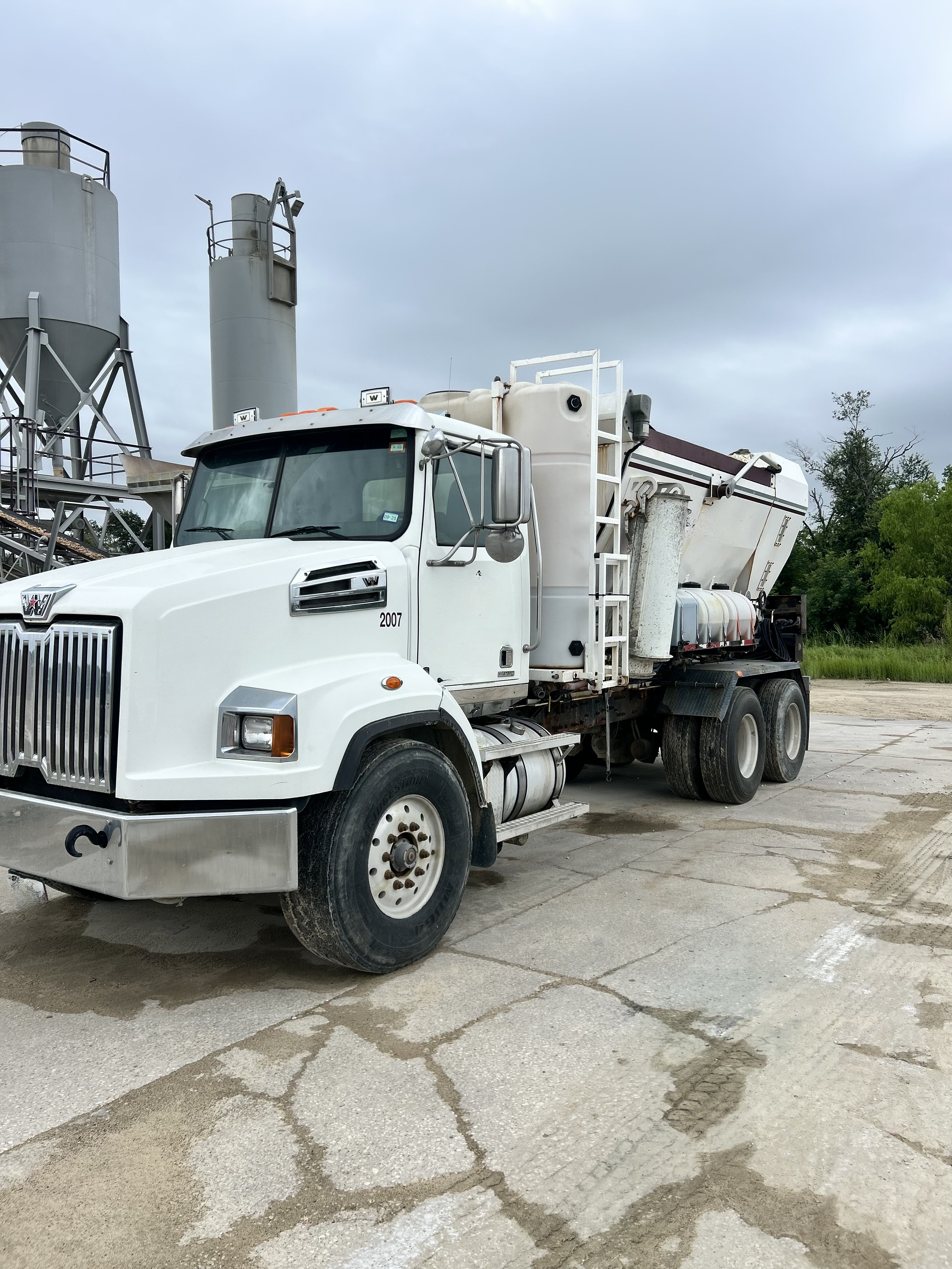 2021 WESTERNSTAR 4700 Holcombe HM10H Volumetric Truck For Sale 