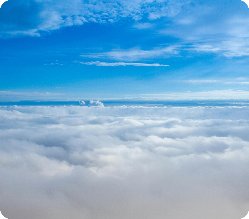 Uitvaartverzorger Linda van Altena samen met de weduwe na de uitvaart