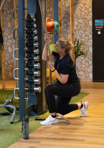 Sporter traint met een medicine ball in de functionele zone van Move Maarssen
