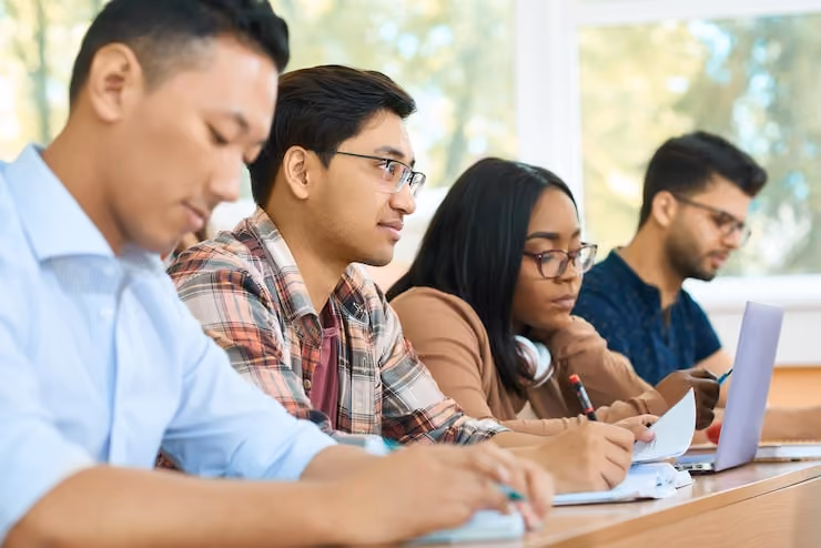 University students studying Images - Free Download on Magnific (formerly Freepik)