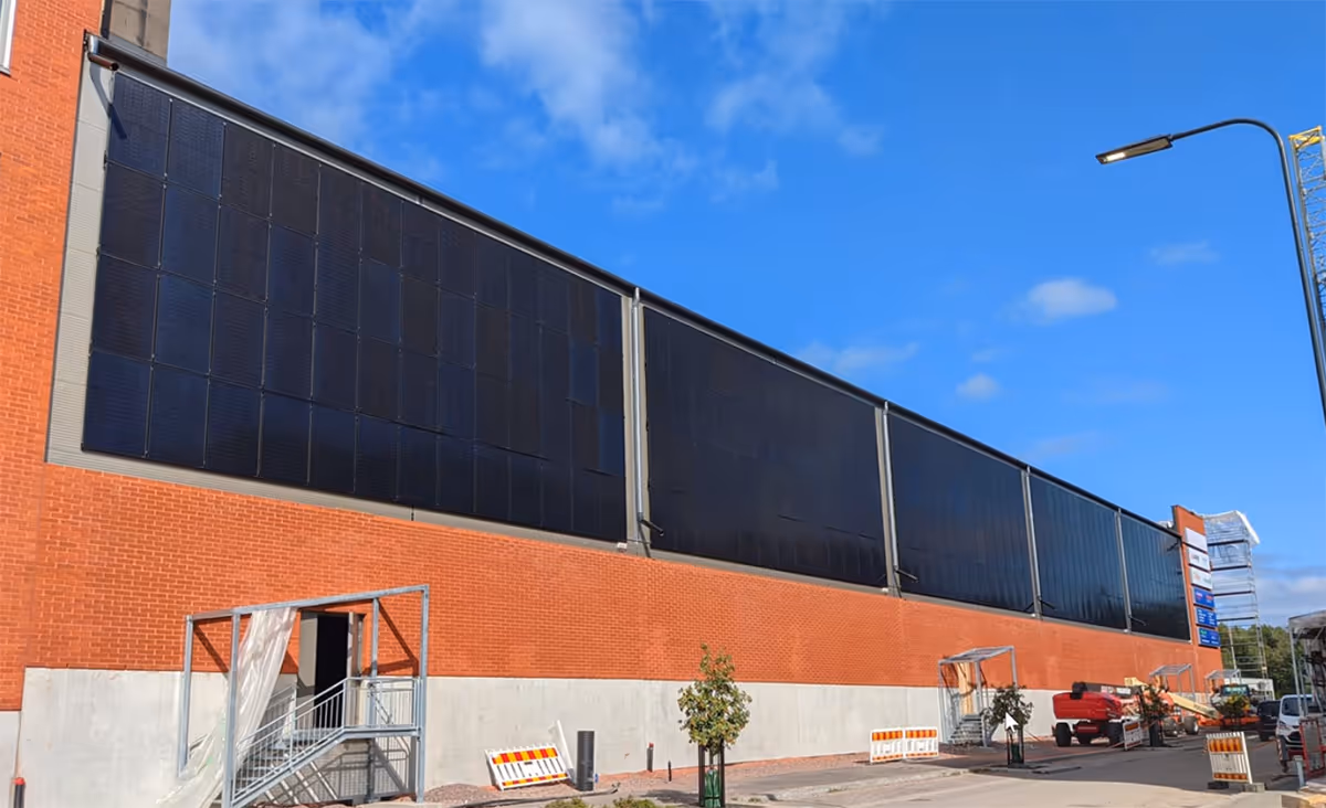 Aurinkopaneelit seinäasennettuna yritykselle