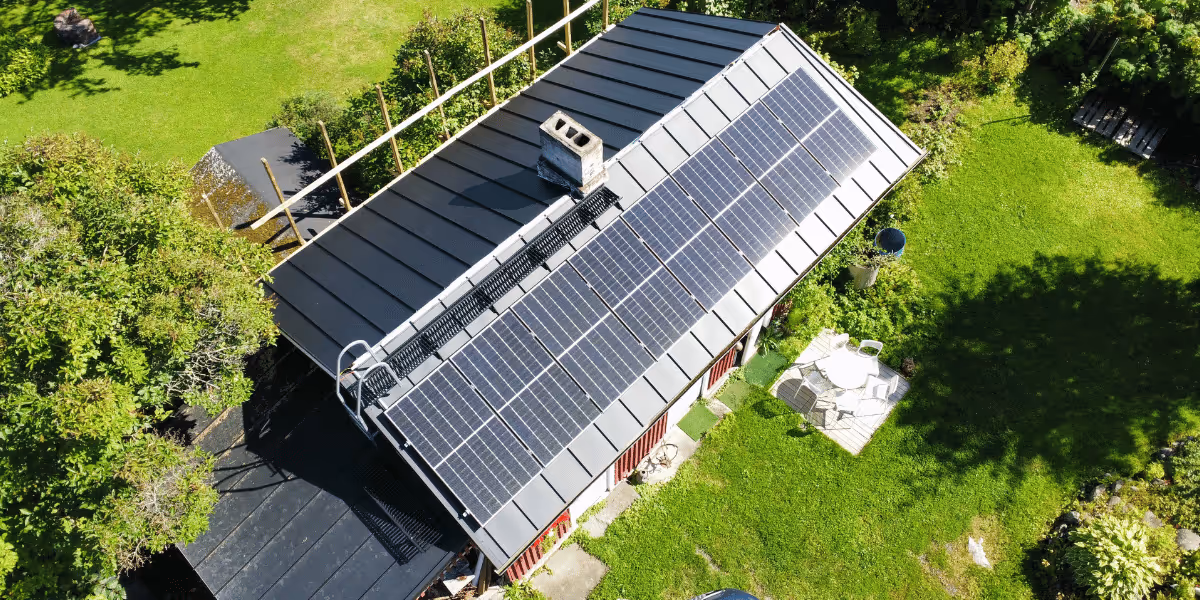 Aurinkopaneelien harjakatto asennus Aurinkotekniikan tekemänä