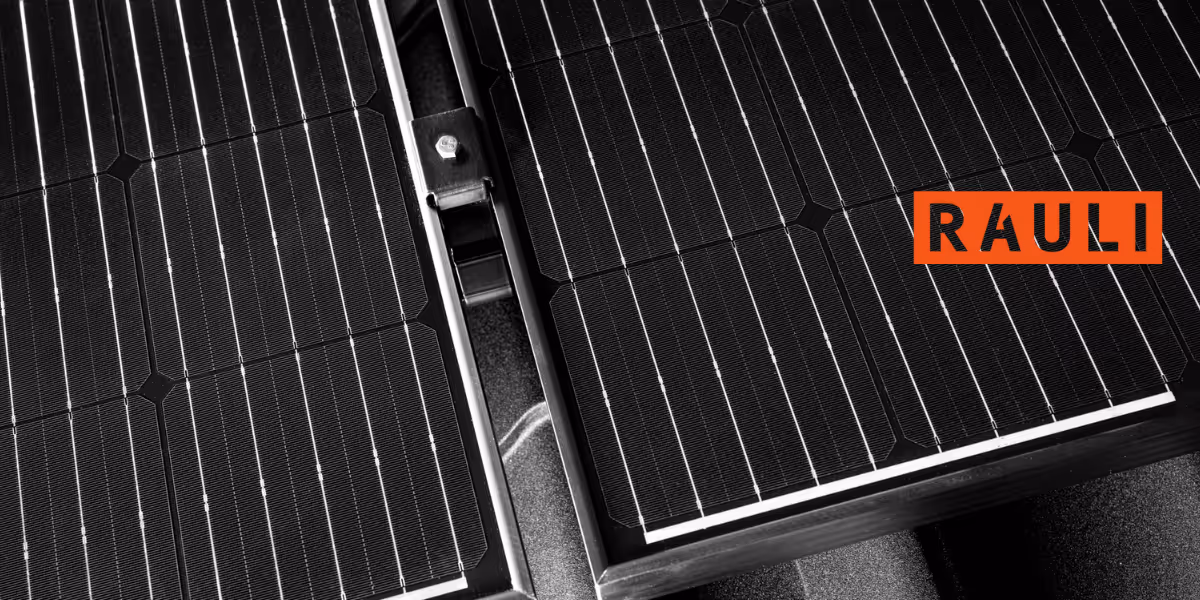 Aurinkopaneelit, joissa näkyy RAULI-teksti oranssilla korostettuna.