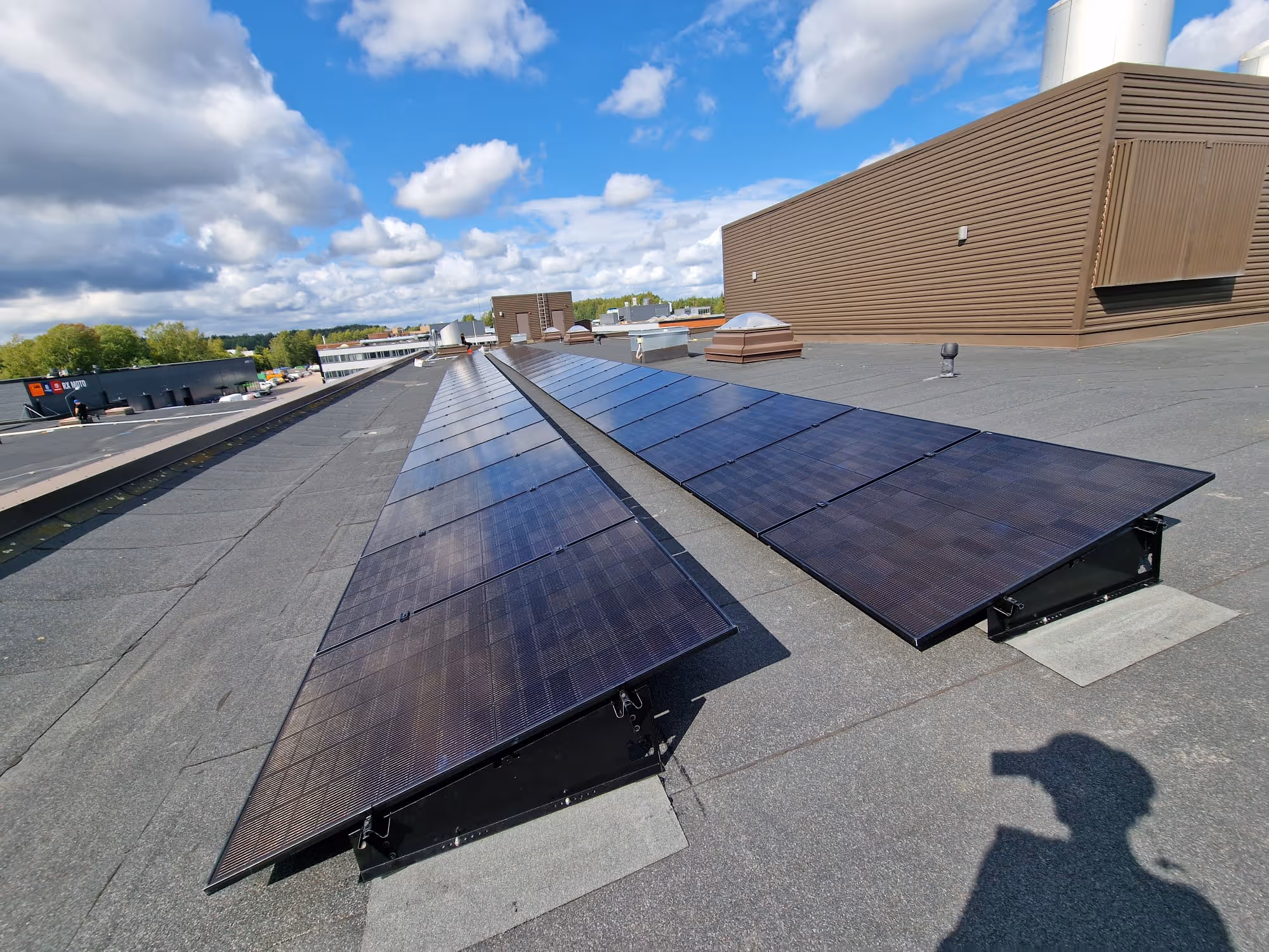 Rauli Flat tasakattoasennus taloyhtiön katolla