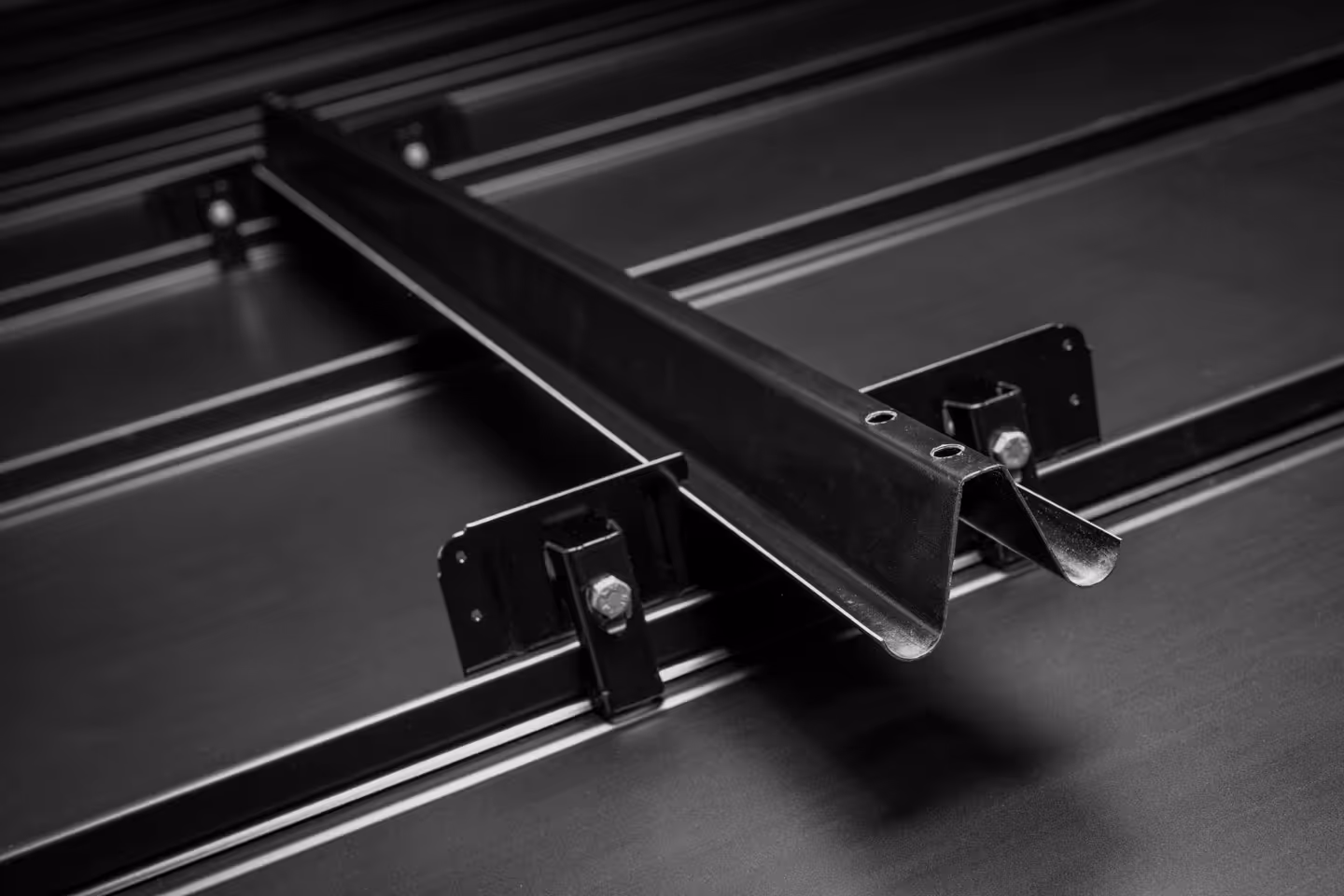 Täysin mustat Rauli-Aurinkopaneelikiinnikkeet